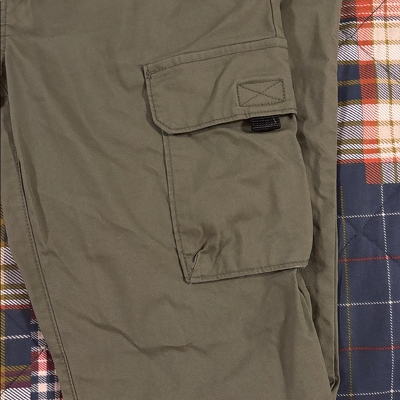 Like new Old Navy boys Khaki Cargo Pants - Picture 3 of 4